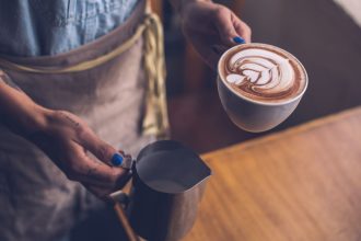 Kava su pienu – naudinga ar kenksminga?