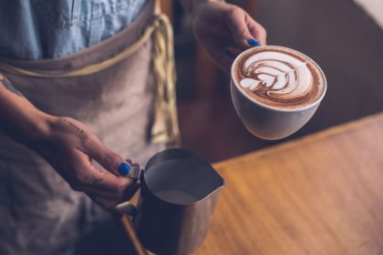 Kava su pienu – naudinga ar kenksminga?