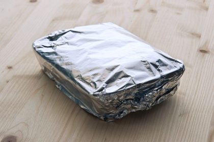 Aliuminio folijos pusės: kurią naudoti – blizgančią ar matinę?