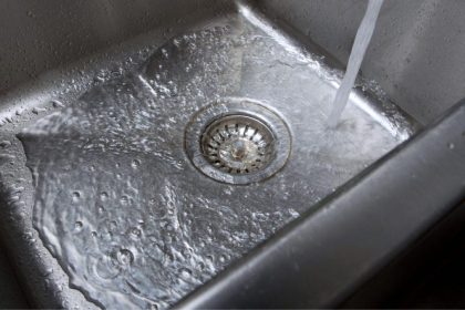 Efektyvus ir ekologiškas būdas kriauklei atkimšti – išbandykite šią naminę priemonę!