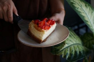 Nekeptas tortas su braškėmis