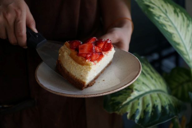 Nekeptas tortas su braškėmis