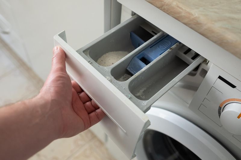 Jak wyczyścić szufladę na detergenty w pralce? fot. freepik