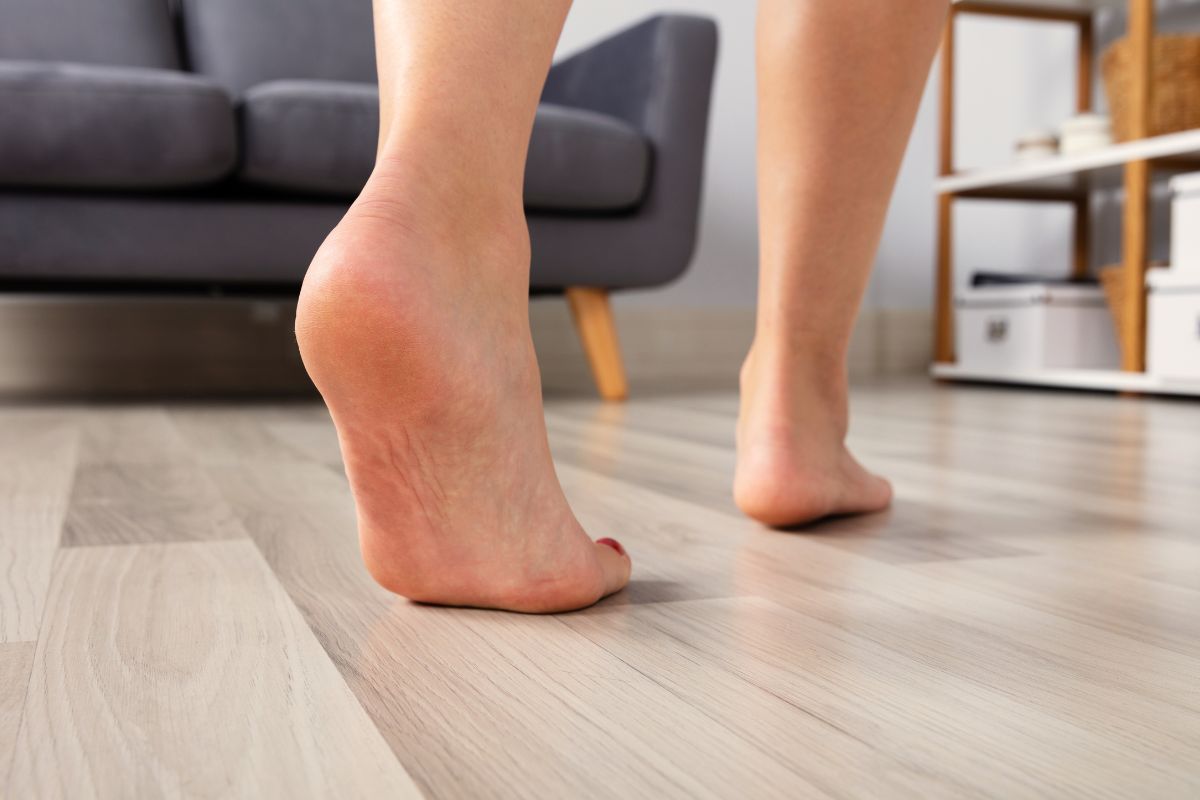Ar pavojinga vaikščioti basomis savo namuose?