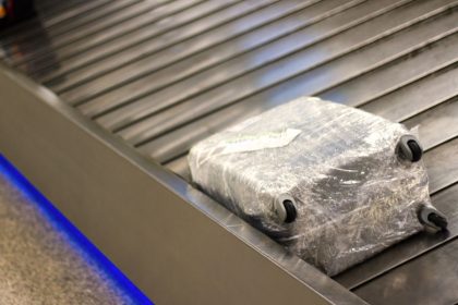 Ar verta oro uoste apvynioti lagaminą plėvele? Privalumai ir trūkumai