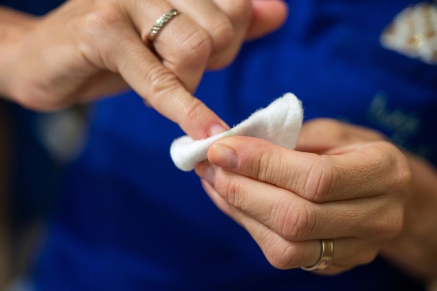 Actas nagams: paslaptis, kaip sustiprinti ir išbalinti nagus be chemikalų