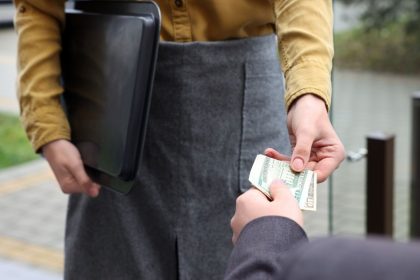 Arbatpinigiai užsienyje: kiek palikti ir kada susilaikyti | Keliautojo gidas
