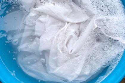 Kaip išbalinti papilkėjusius apatinius namuose: triukas su druska ir kepimo milteliais