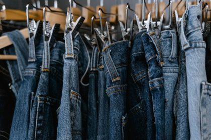 2025 m. vasaros džinsų sugrįžimas: stilingos merginos renkasi „bootcut“ modelį