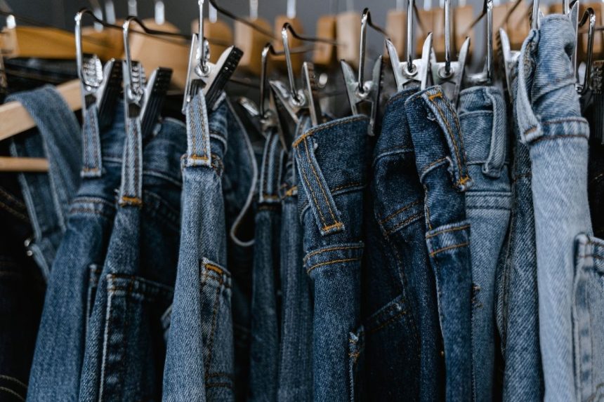 2025 m. vasaros džinsų sugrįžimas: stilingos merginos renkasi „bootcut“ modelį