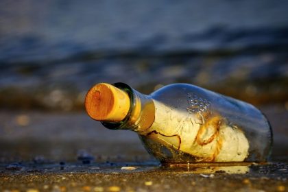 13 metų per vandenyną: pora rado butelį su žinute, kuri sujaudino tūkstančius