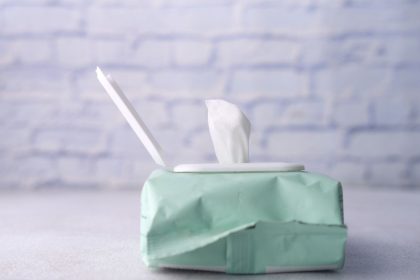 8 genialių būdų naudoti drėgnas servetėles, apie kuriuos dar nežinojote