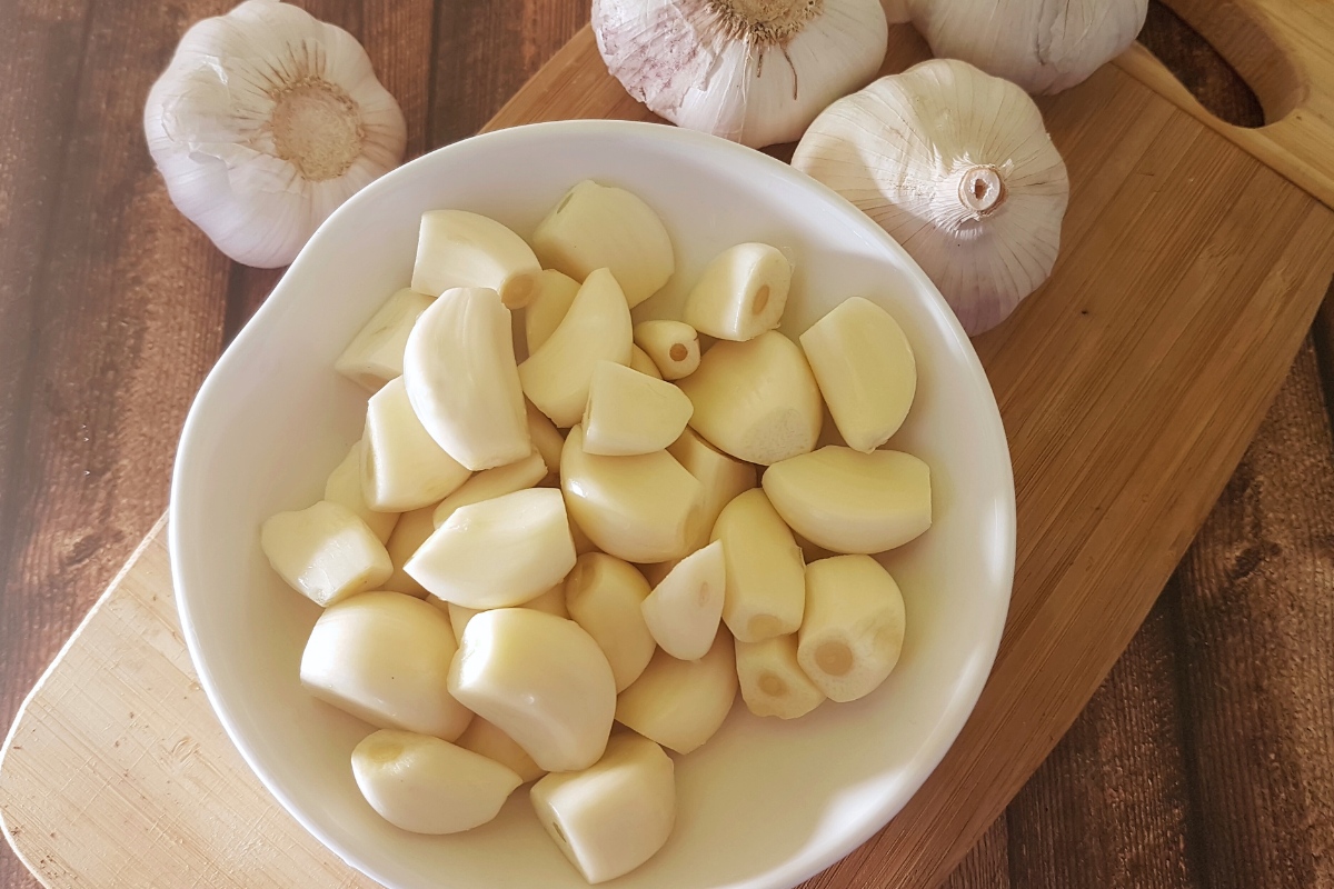 Kaip greitai nulupti česnaką naudojant mikrobangų krosnelę ir be jos: TOP 5 būdai visiems gyvenimo atvejams