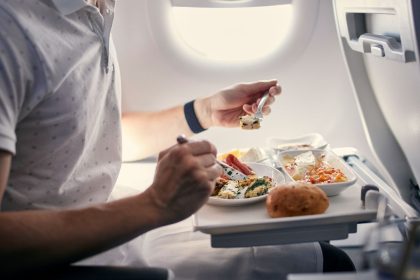Baisios pasekmės: 5 maisto produktai, kurių niekada nereikėtų valgyti prieš skrydį