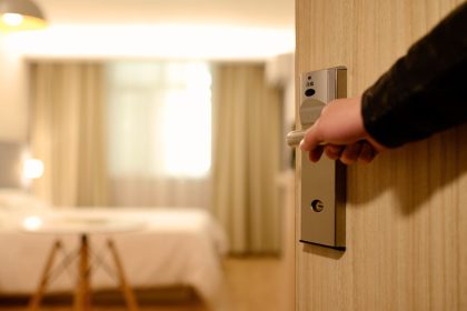 Kodėl svarbu uždaryti miegamojo duris naktį? Saugos patarimai jūsų namams