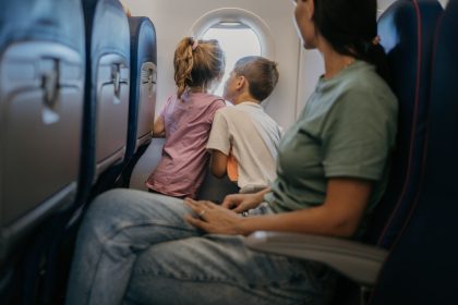 Kodėl negalima sėdėti sukryžiavus kojas skrydžio metu – pavojai sveikatai ir gydytojo patarimai