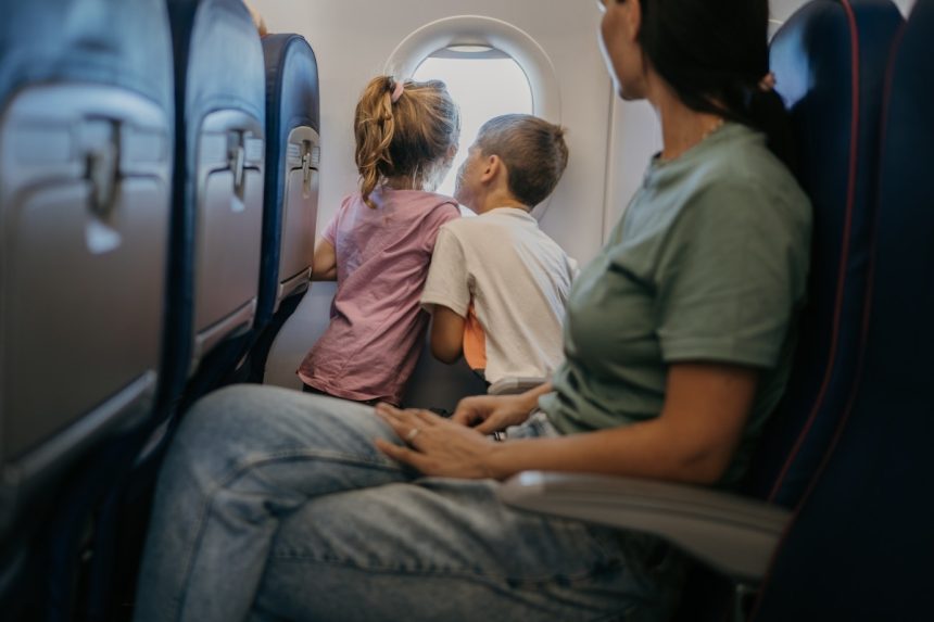 Kodėl negalima sėdėti sukryžiavus kojas skrydžio metu – pavojai sveikatai ir gydytojo patarimai