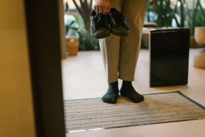 Nusiauti batus svečiuose ar ne? Etiketo ir higienos taisyklės, kurias verta žinoti