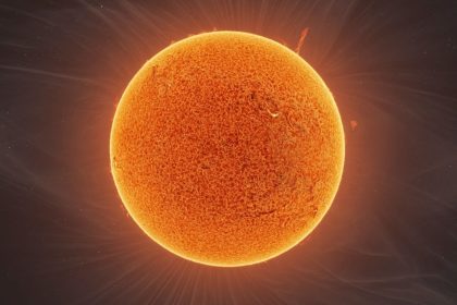 Saulės dėmė AR4136 pasisuko Žemės kryptimi – astronomai perspėja apie galimus ryšio trikdžius, palydovų sutrikimus ir pašvaisčių padidėjimą.