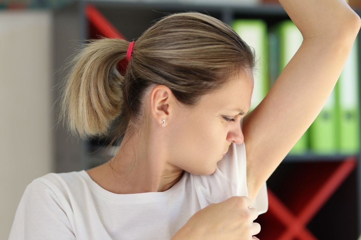 Ar jūsų rūbai, nors ir išskalbti, turi prakaito kvapą? Ši gudrybė veiksmingai išspręs šią problemą!