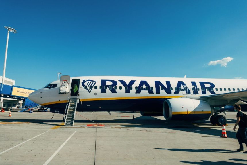 Ryanair nebetoks pigus: bilietų kainos kyla, paslaugos brangsta
