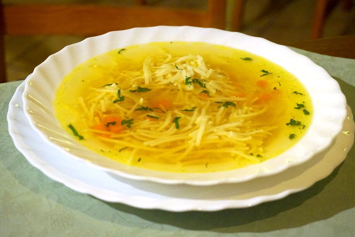 Į sriubą dedate ir šį ingredientą? Verčiau to atsisakykite, jei norite išvengti sveikatos problemų!