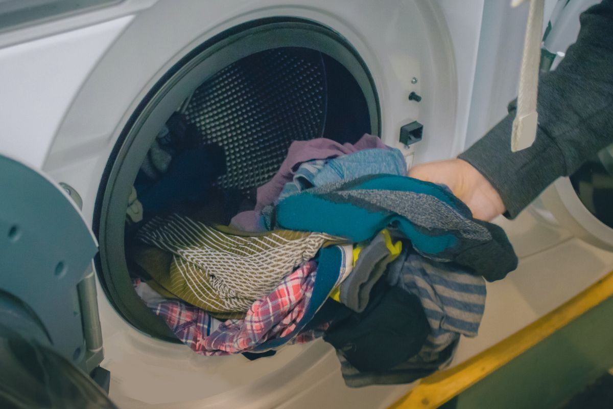 Įmeskite šį daiktą į būgną kartu su tamsiais drabužiais. Po skalbimo pamatysite skirtumą
