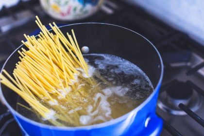Dažniausios klaidos verdant makaronus: ką pataria italų virtuvės šefai