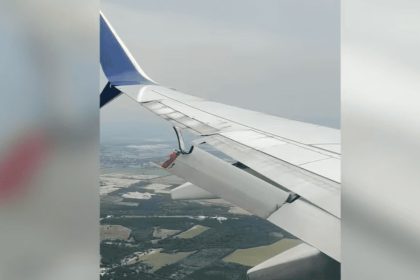 Iš „Delta Air Lines“ Boeing 737 lėktuvo atitrūko užsparnis / © vaizdo įrašo stopkadras
