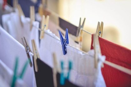 Kodėl drabužiai praranda spalvą? 10 skalbimo klaidų