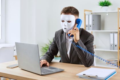 Sukčiai vėl smogia: nauja telefoninio sukčiavimo schema prisidengus poliklinikomis
