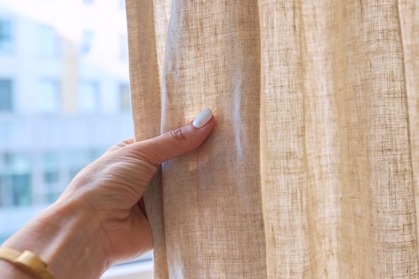 Greitas užuolaidų lyginimo triukas: kaip jas ištiesinti per 20 sekundžių be lygintuvo