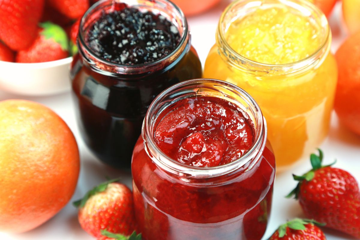 Ką įdėti į stiklainį su uogiene, kad ji nepelytų: mūsų prosenelės žinojo vieną slaptą ingredientą