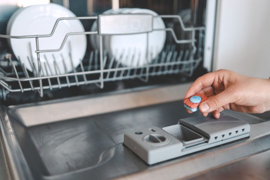 Kaip atkimšti užsikimšusią kriauklę: veiksmingi būdai su indaplovių tabletėmis, soda ir actu