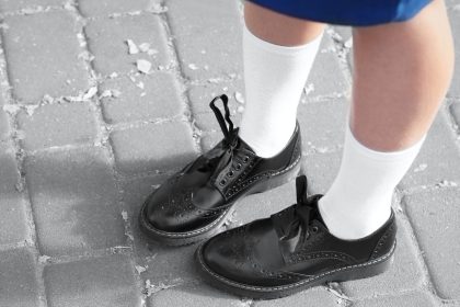 Paprasti būdai, kaip išvalyti batų vidų ir išvengti dėmių ant kojinių
