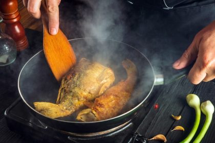 Nustebsite, ką įdėti į keptuvę su žuvimi – kvapo neliks nė pėdsako!