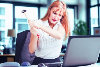 Kaip Zodiako ženklai reaguoja į kritiką: sužinokite, kas supyksta, o kas priima ramiai