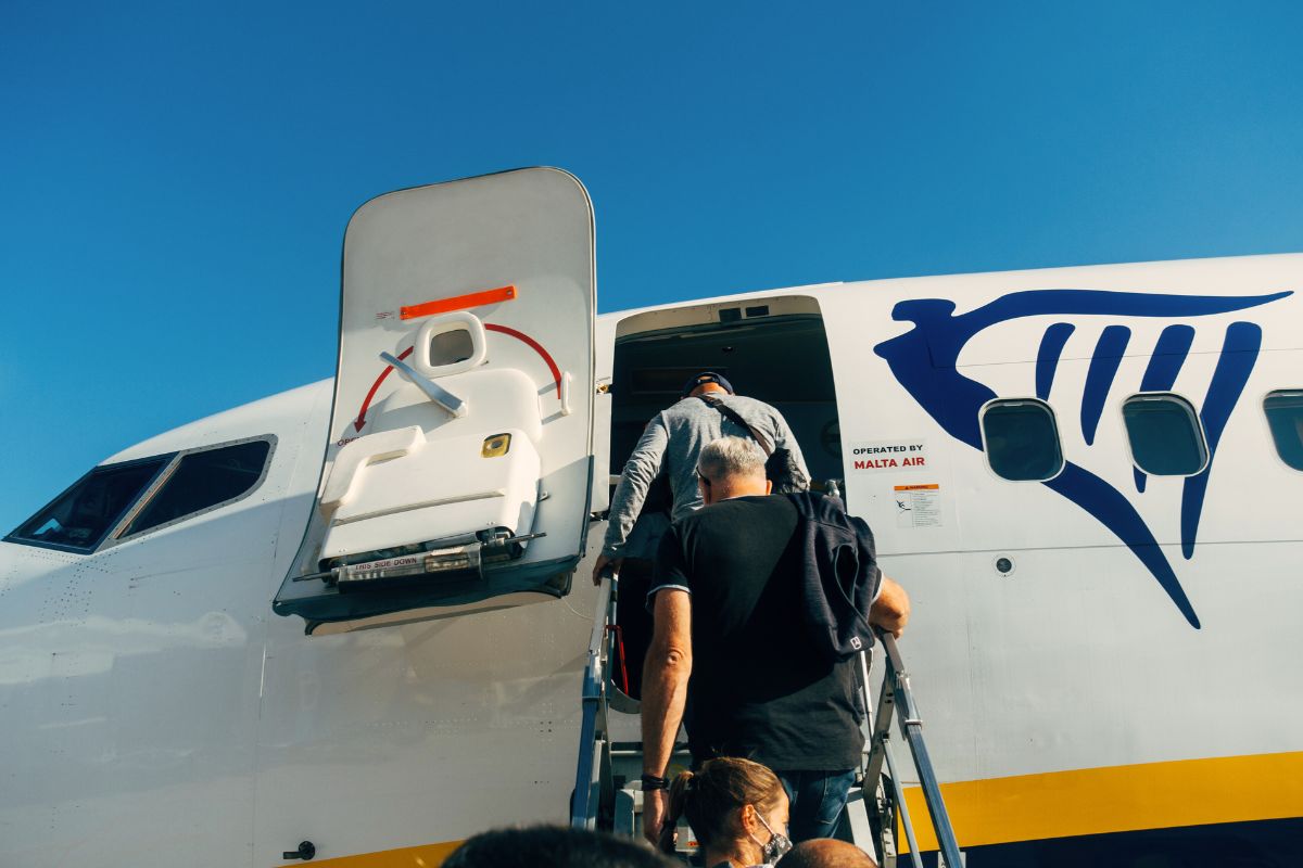 „Ryanair“ grasina atšaukti milijoną vietų skrydžiuose kitą vasarą – keliautojams gali tekti keisti planus