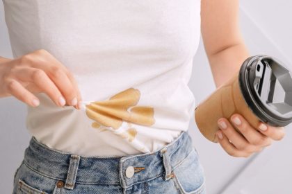 Šių 5 dėmių niekada neskalbkite karštame vandenyje – tik pabloginsite situaciją
