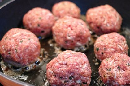 Slaptas ingredientas sultingiems kotletams: šefų gudrybė, kuri pakeis jūsų kepimo įpročius