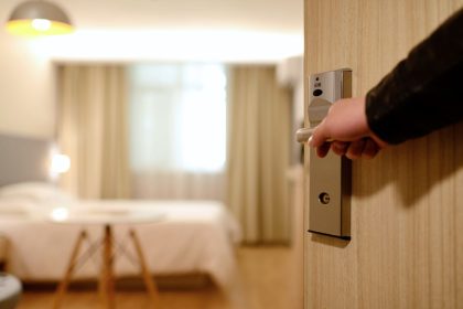 Viešbučio darbuotoja atskleidė, kodėl pavojinga iškart įjungti šviesą kambaryje – priežastis nustebins