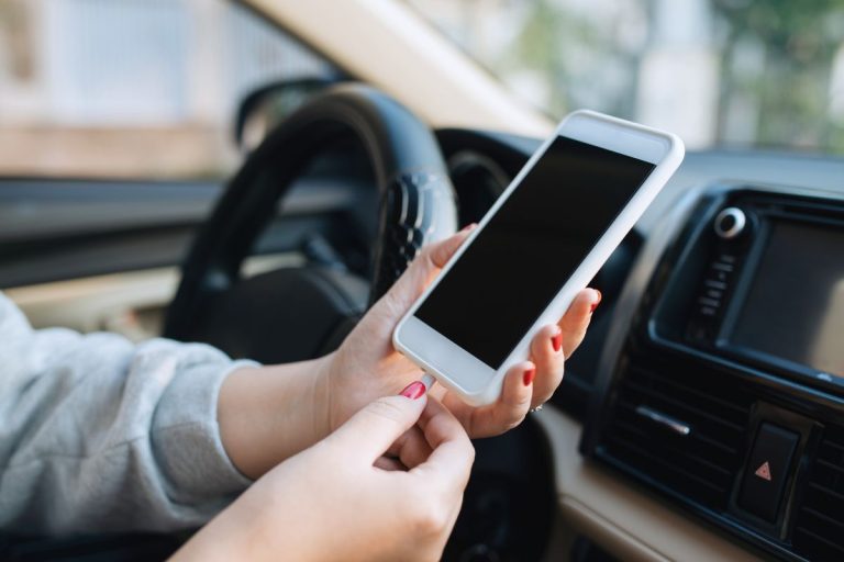 Ar galima naudotis telefonu, kai jis kraunasi: mitai, pavojai ir tiesa apie baterijos ilgaamžiškumą
