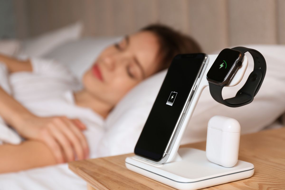 Ar galima palikti telefoną krautis per naktį? Ekspertai pateikė netikėtą atsakymą