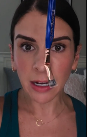 Šepetėlis blakstienų tušui tepti.
Šaltinis: vaizdo įrašo ekrano nuotrauka @katetalbertmua iš tiktok.com