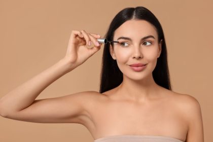 Kaip dažyti blakstienas, kad jos nesuliptų: naujas „TikTok“ makiažo triukas