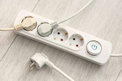 Kokių prietaisų negalima jungti prie prailgintuvo: elektrikai įspėja apie rimtą pavojų