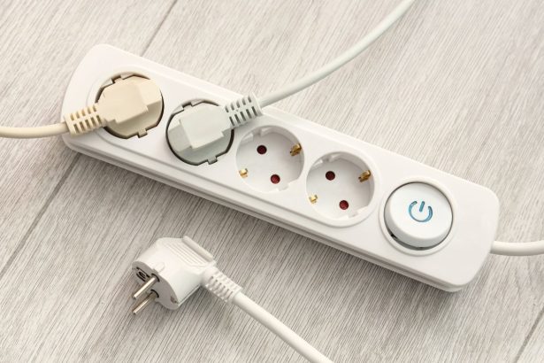 Kokių prietaisų negalima jungti prie prailgintuvo: elektrikai įspėja apie rimtą pavojų