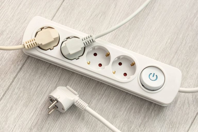 Kokių prietaisų negalima jungti prie prailgintuvo: elektrikai įspėja apie rimtą pavojų