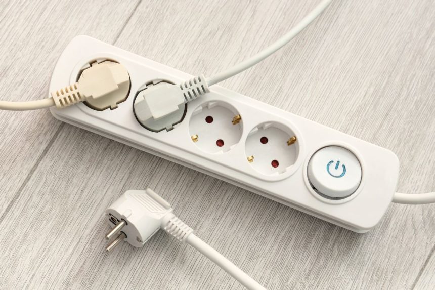 Kokių prietaisų negalima jungti prie prailgintuvo: elektrikai įspėja apie rimtą pavojų