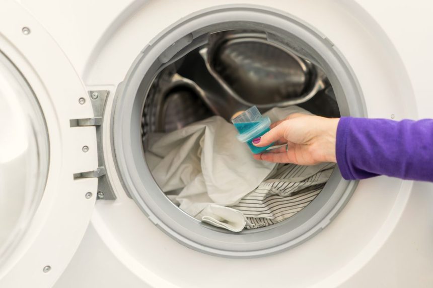5 požymiai, kad naudojate per daug skalbimo miltelių: kaip pasiekti tikrai švarius drabužius